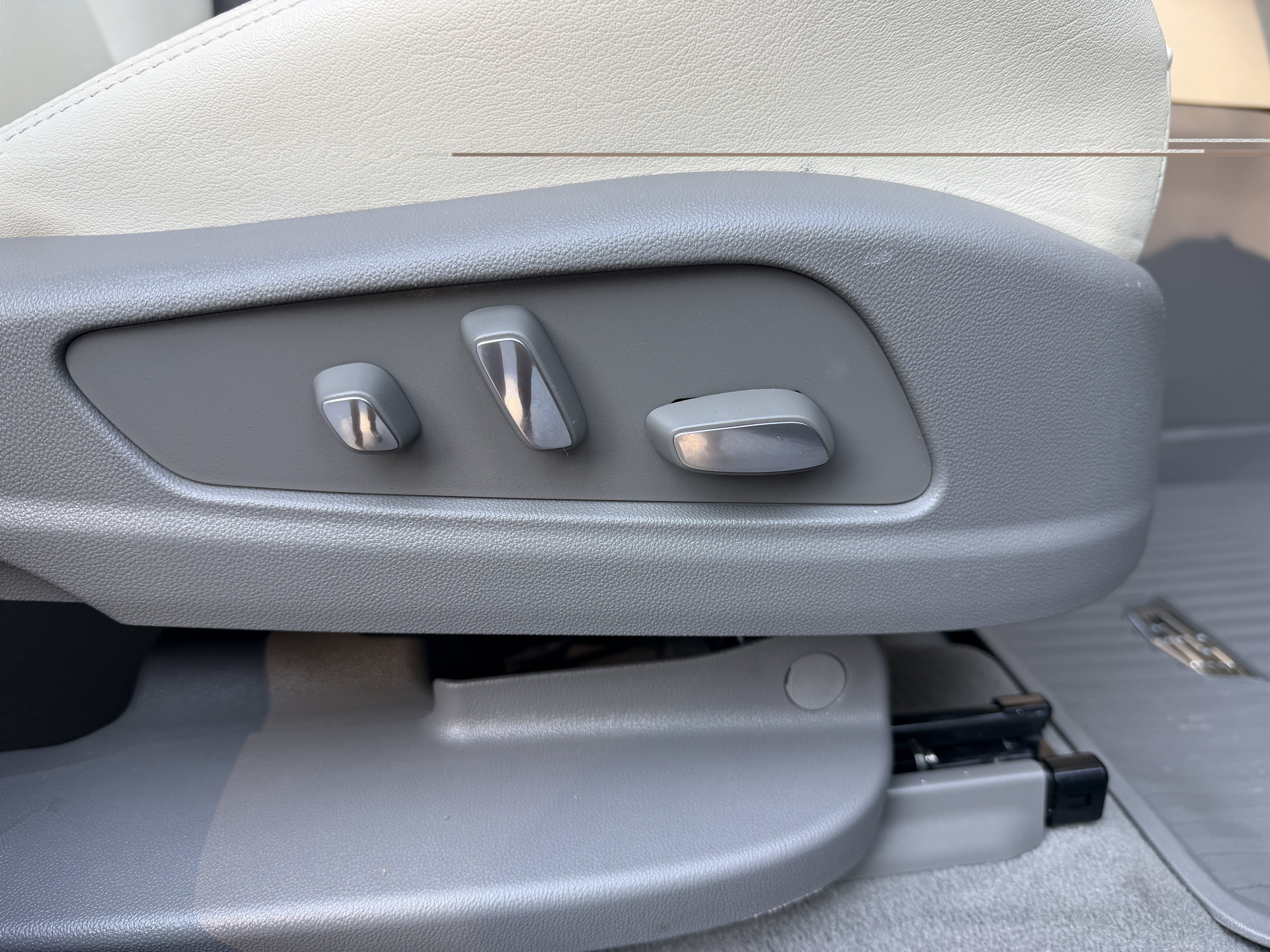 Used 2024 Cadillac XT6 Premium Luxury w/ LPO, Floor Liner Package AWD/4WD image 27