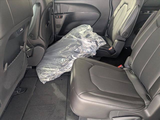 New 2026 Chrysler Pacifica Select AWD/4WD image 15