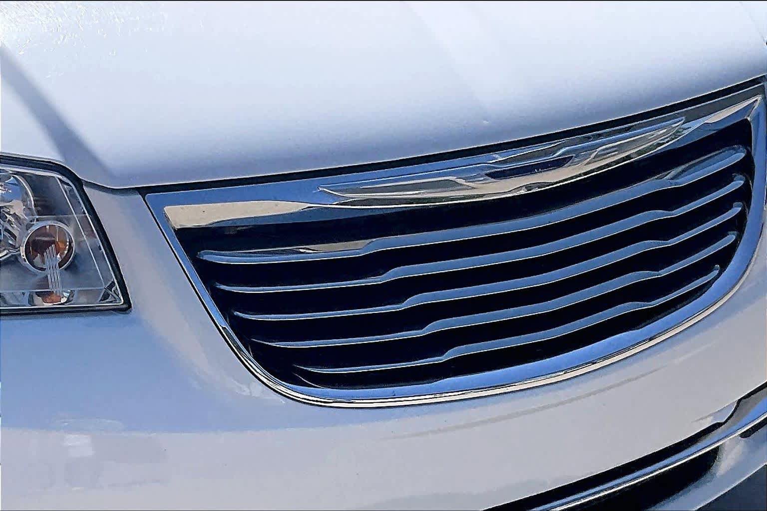 Used 2016 Chrysler Town & Country Touring FWD image 29