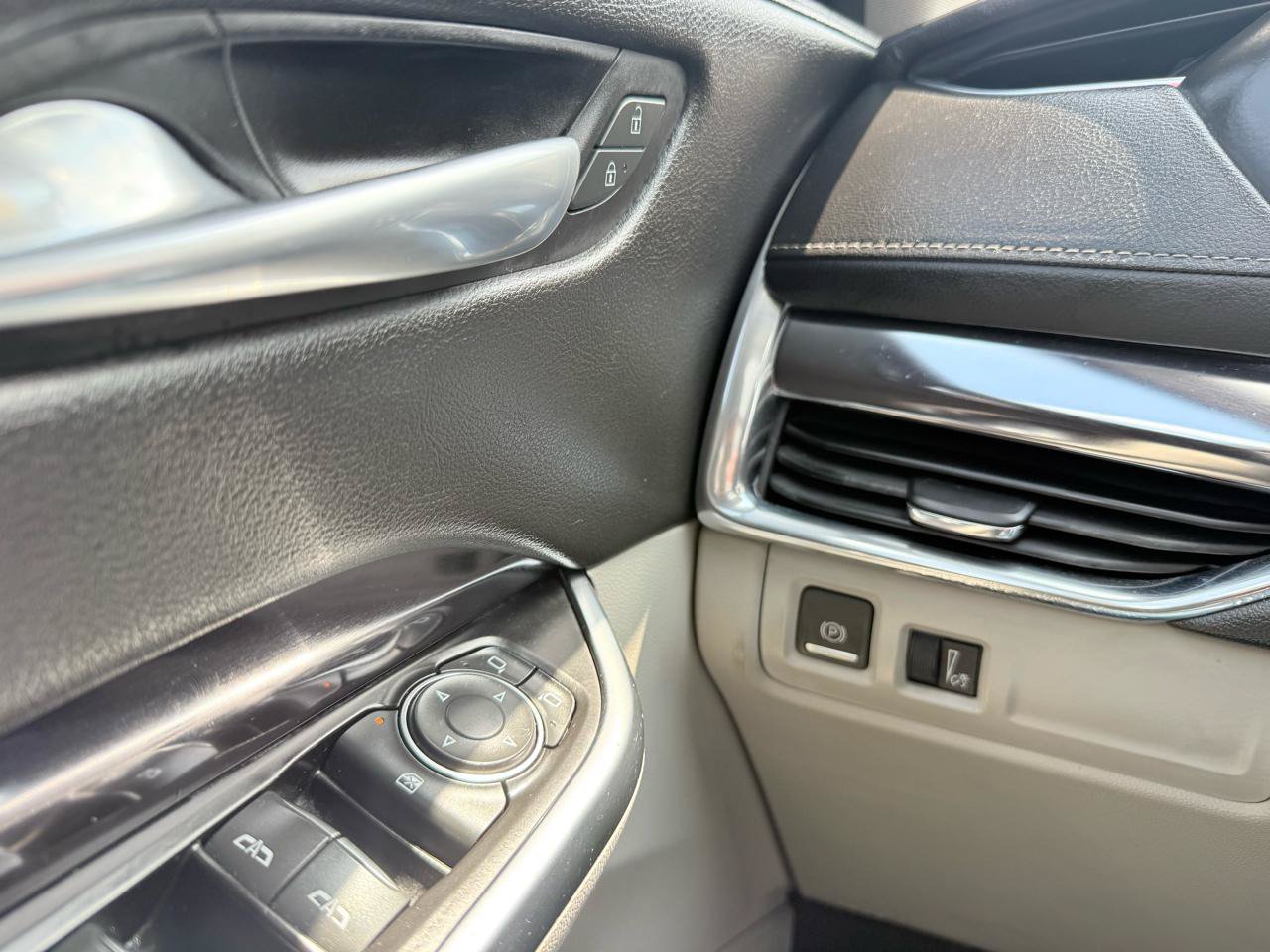 Used 2019 Cadillac XT4 Luxury w/ Cold Weather Package AWD/4WD image 20