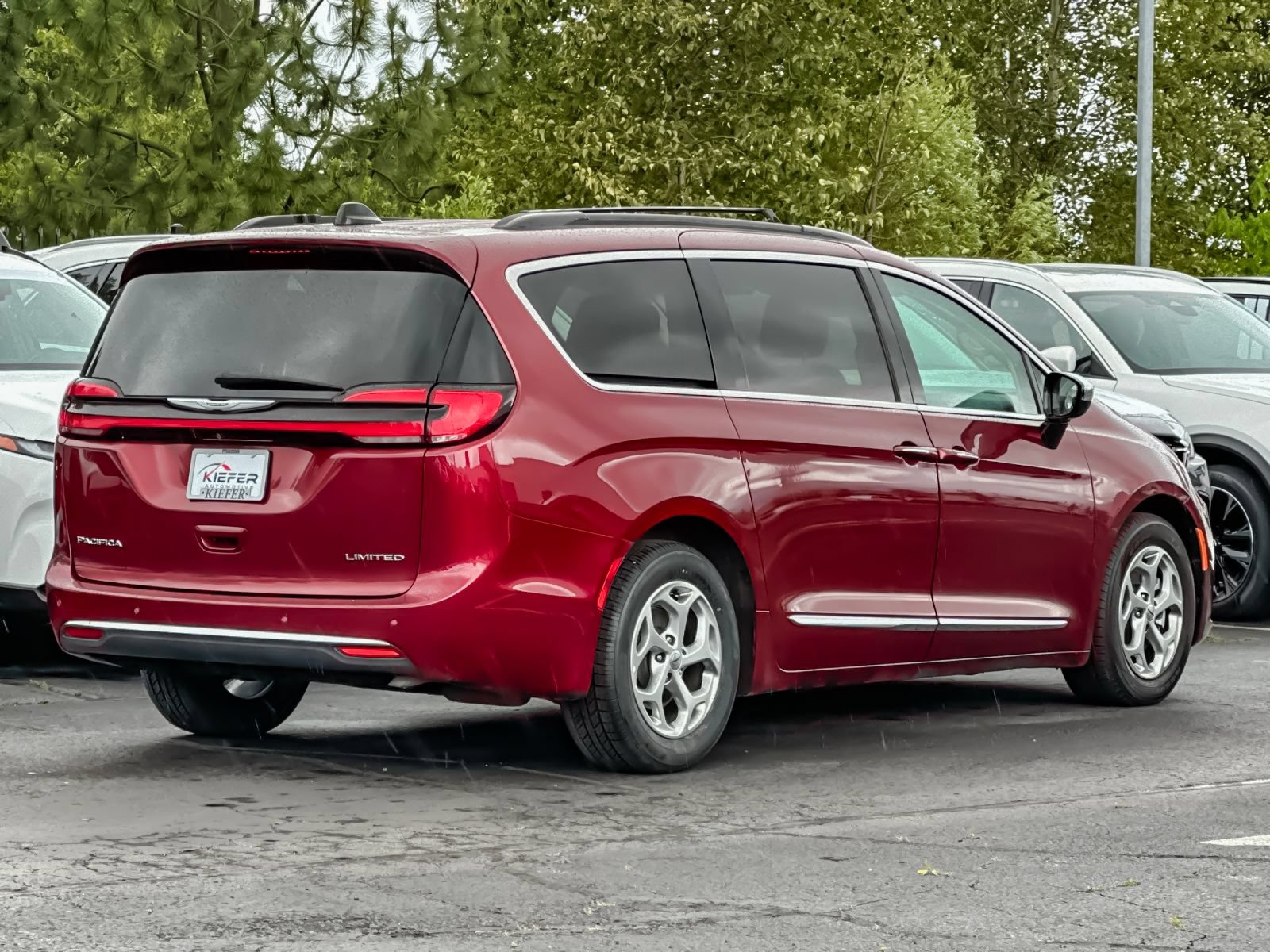 Used 2023 Chrysler Pacifica Limited FWD image 4