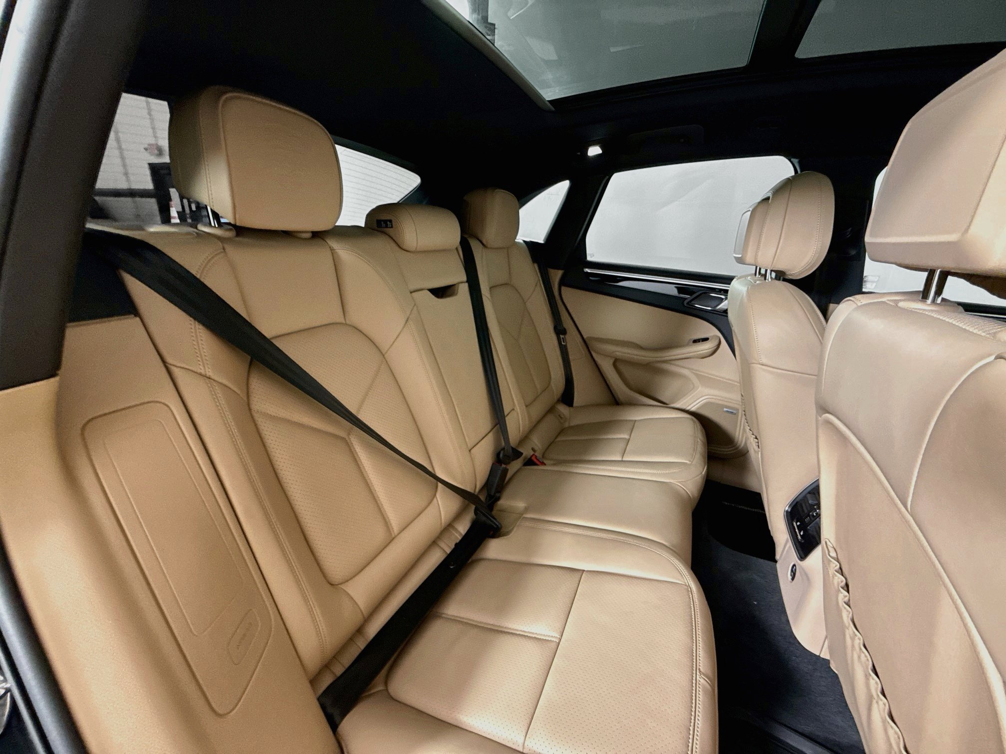 Used 2023 Porsche Macan AWD/4WD image 27