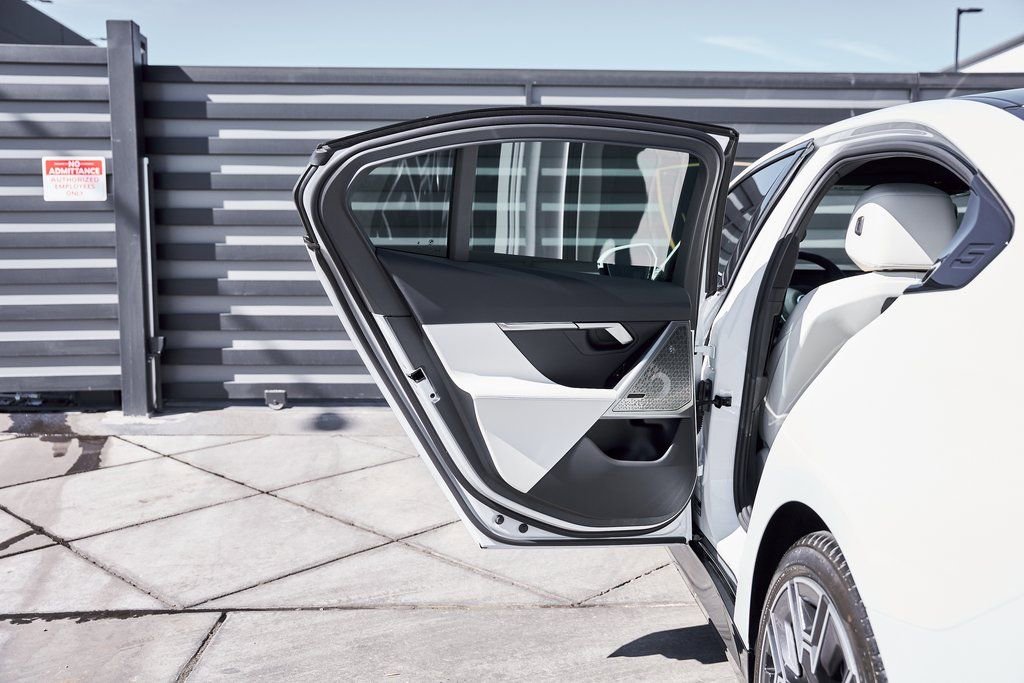 Used 2026 BMW 550e xDrive image 26