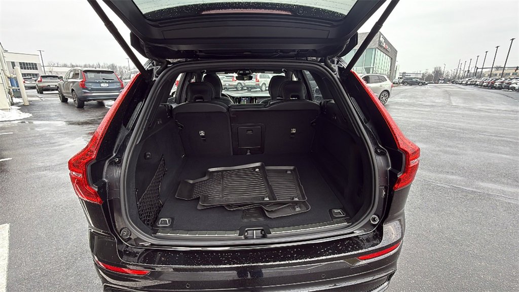 Certified 2024 Volvo XC60 B5 Ultimate w/ Climate Package image 29