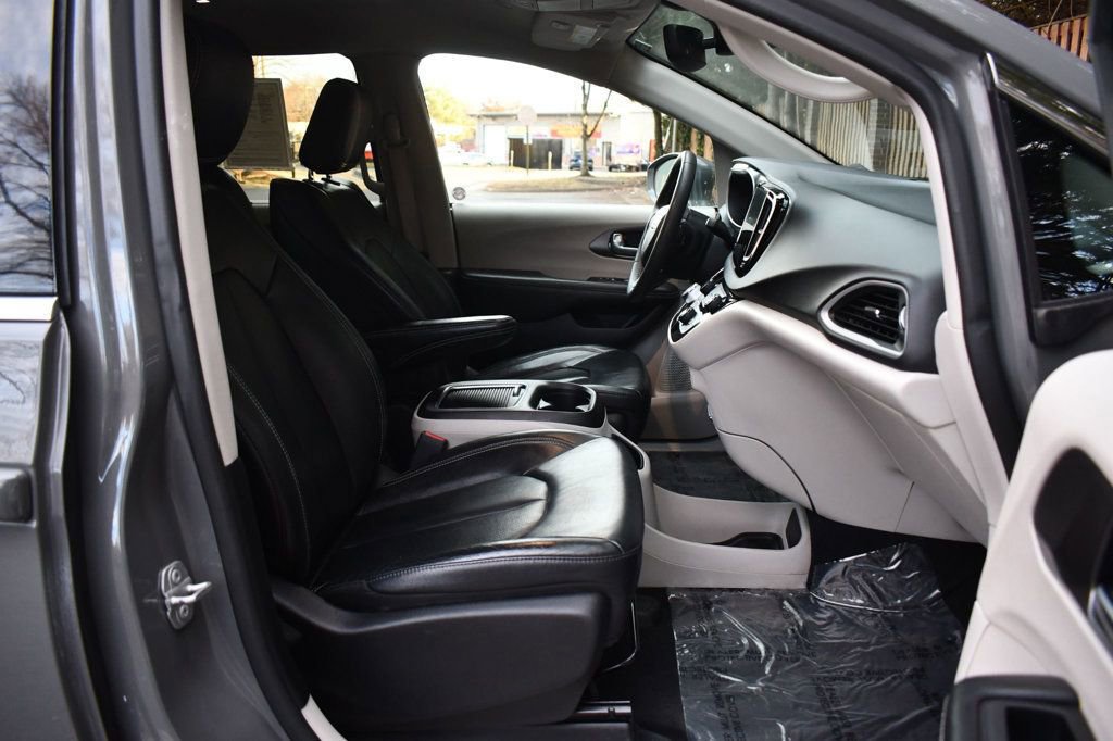 Used 2022 Chrysler Pacifica Touring-L image 23