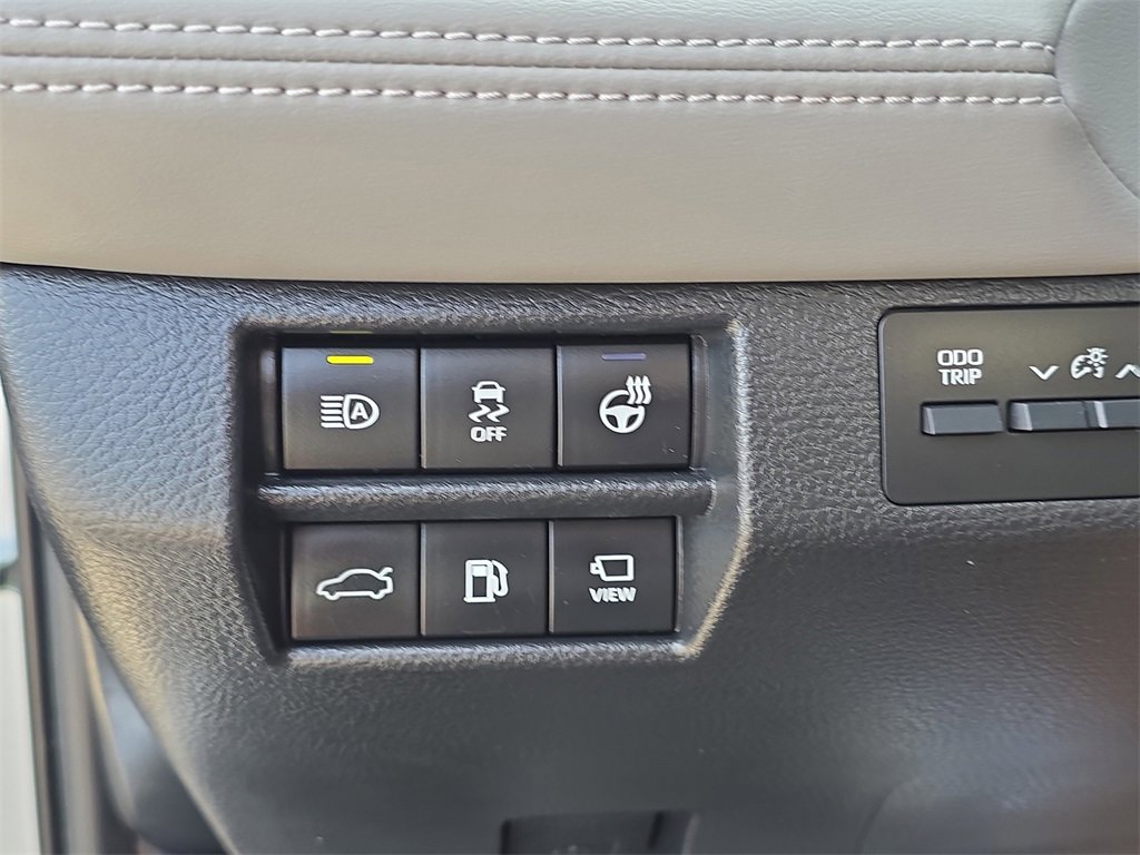 Used 2021 Toyota Avalon Limited image 31