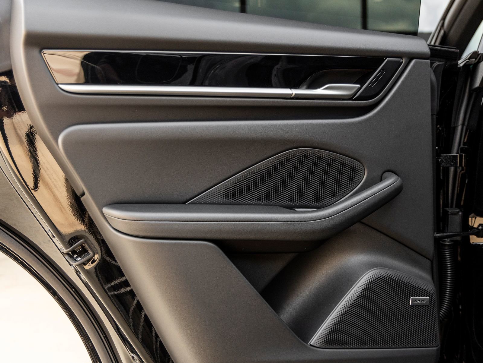 Certified 2025 Porsche Macan Electric image 27