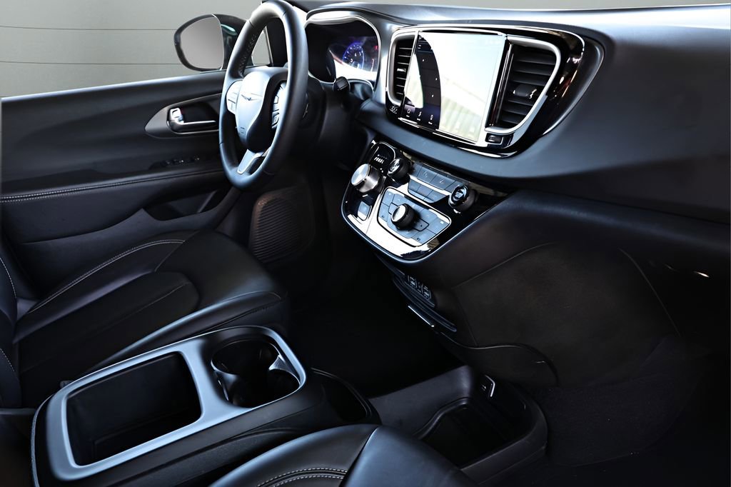 Used 2025 Chrysler Pacifica Select image 75