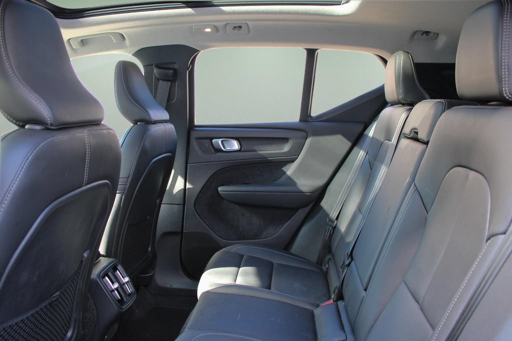 Certified 2025 Volvo XC40 B5 Plus AWD/4WD image 26