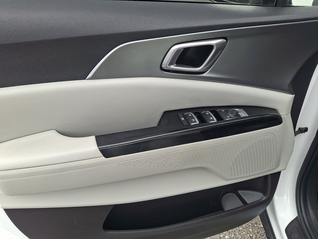 Used 2022 Kia Carnival LX FWD image 24