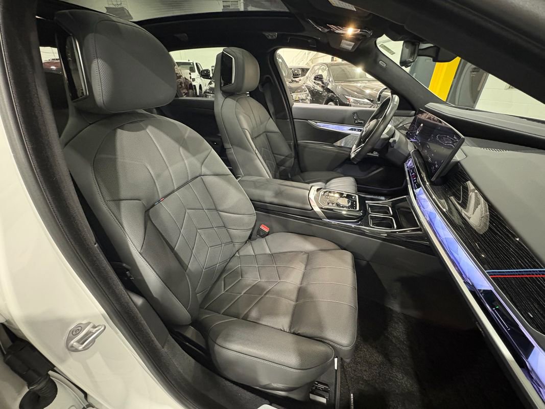 Used 2024 BMW i7 xDrive60 image 44