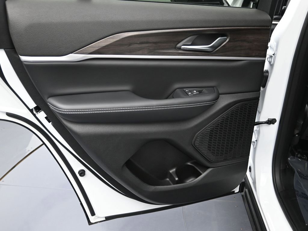 New 2025 Jeep Grand Cherokee Limited w/ Black Appearance Package image 28