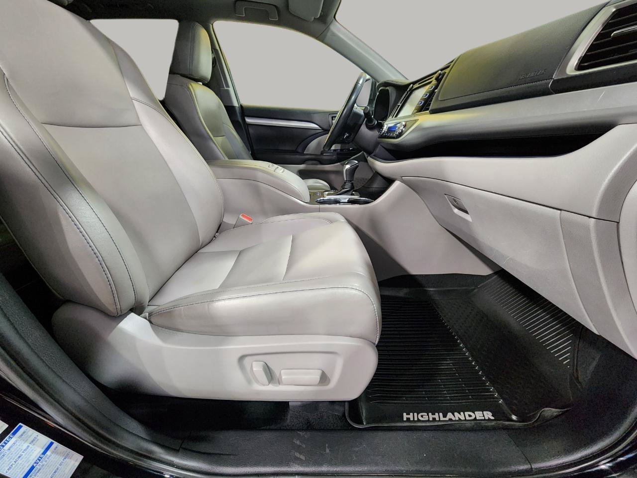 Used 2019 Toyota Highlander XLE AWD/4WD image 28
