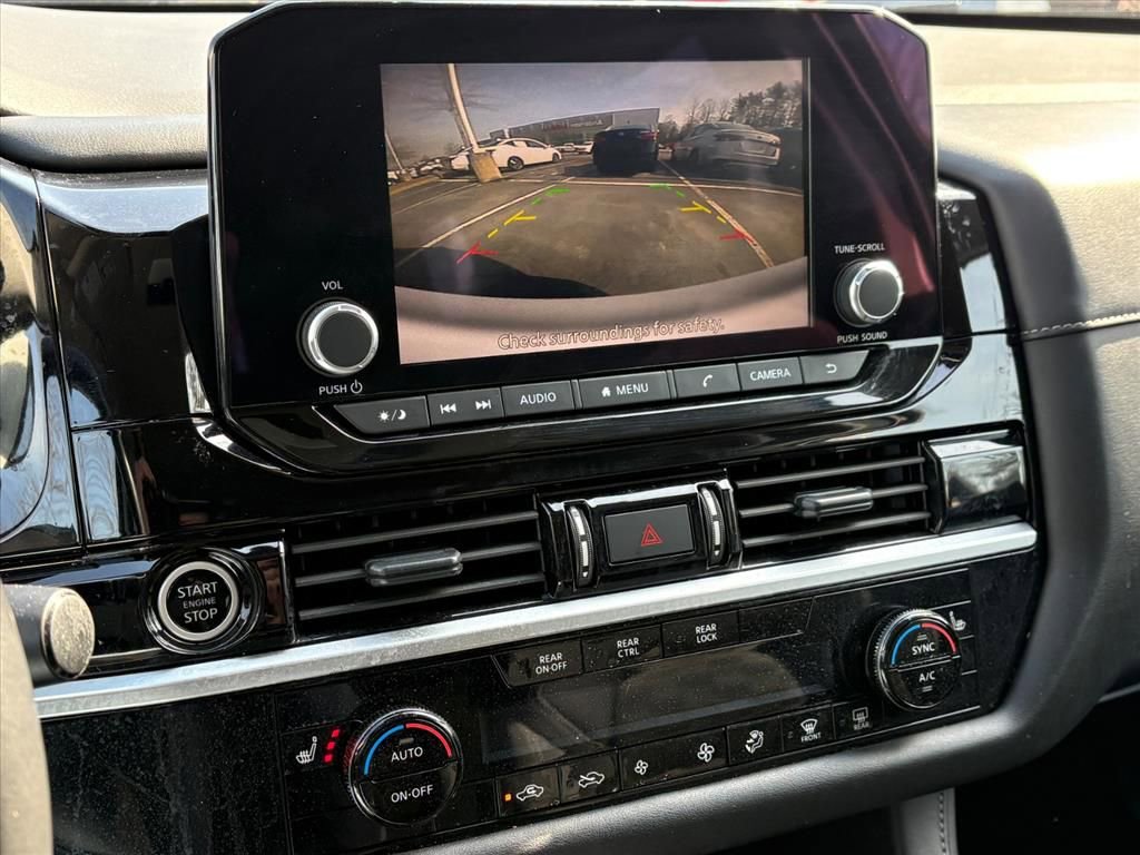 Used 2024 Nissan Pathfinder SV image 8