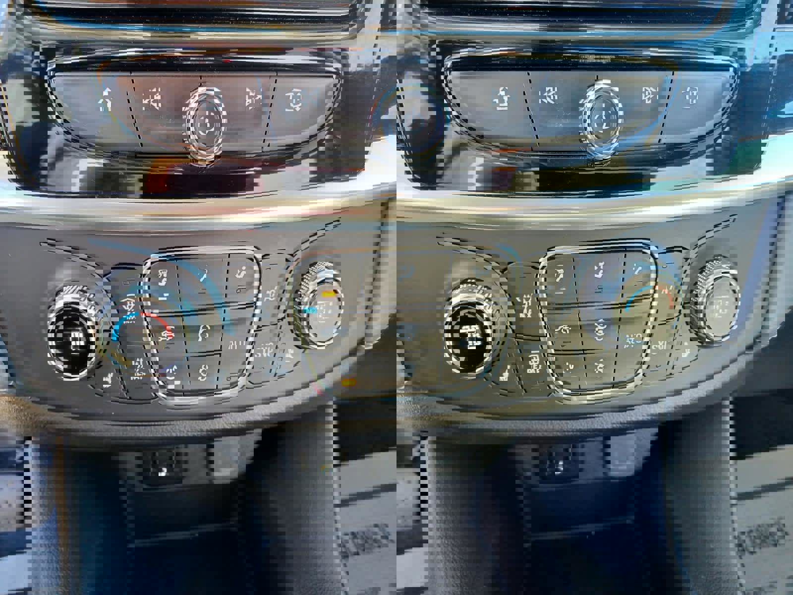 Used 2020 Chevrolet Traverse LT w/ Driver Confidence II Package image 14