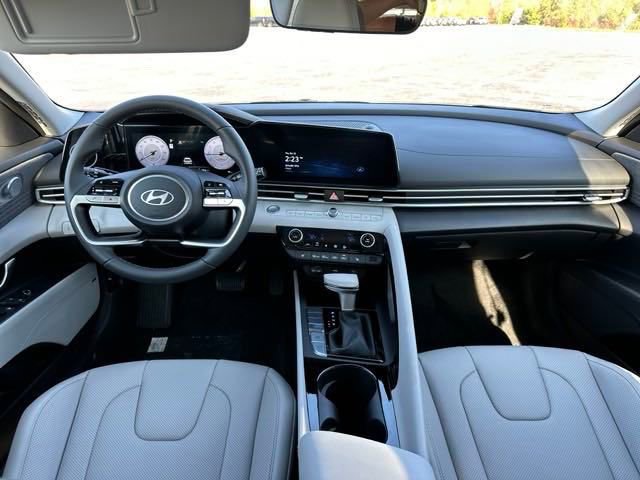 New 2025 Hyundai Elantra Limited w/ Cargo Package image 10