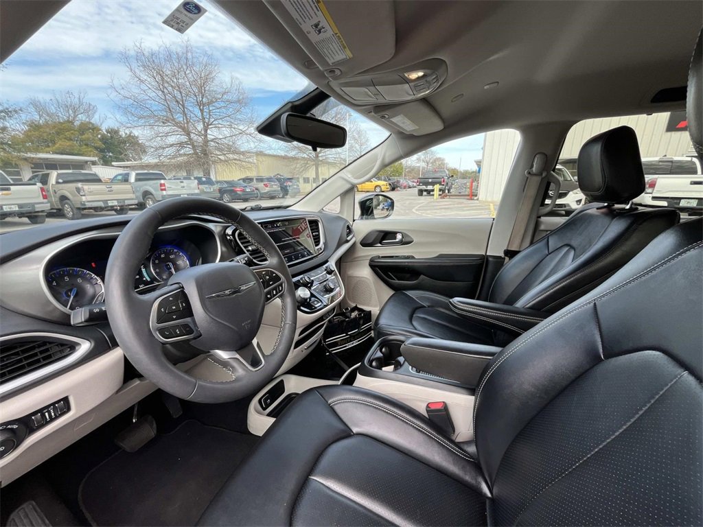 Used 2024 Chrysler Pacifica Touring-L image 10