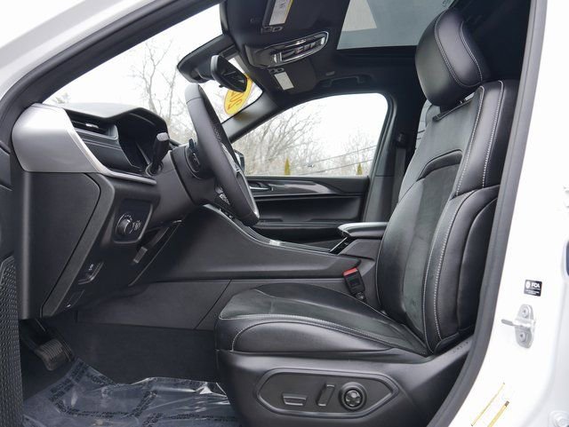 Used 2023 Jeep Grand Cherokee Altitude image 12