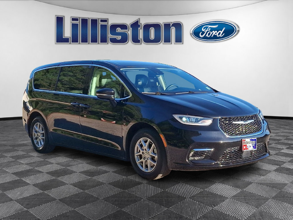 Used 2024 Chrysler Pacifica Touring-L FWD image 3