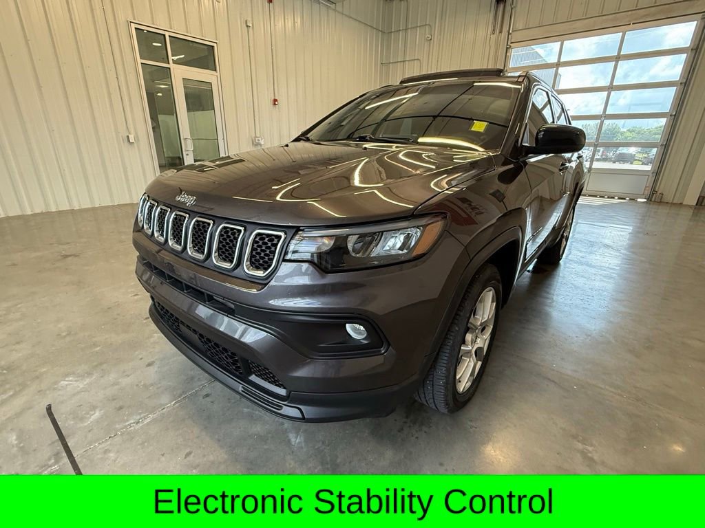 Used 2024 Jeep Compass Latitude w/ Sun and Sound Group AWD/4WD image 9