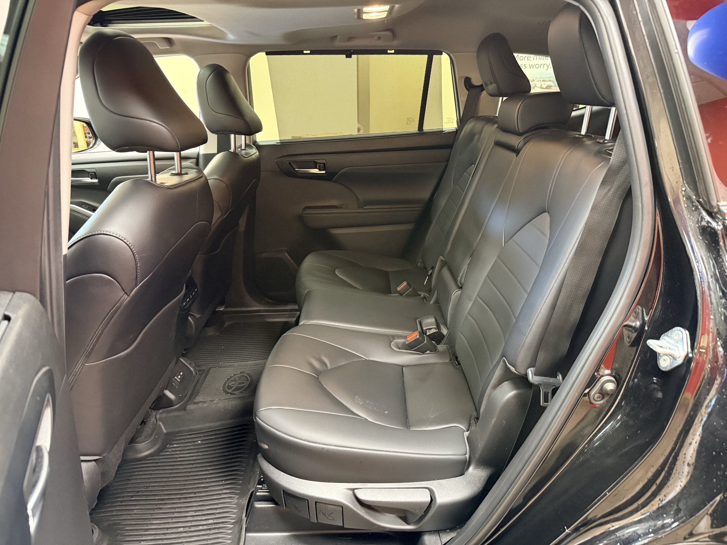 Used 2023 Toyota Highlander XLE AWD/4WD image 7