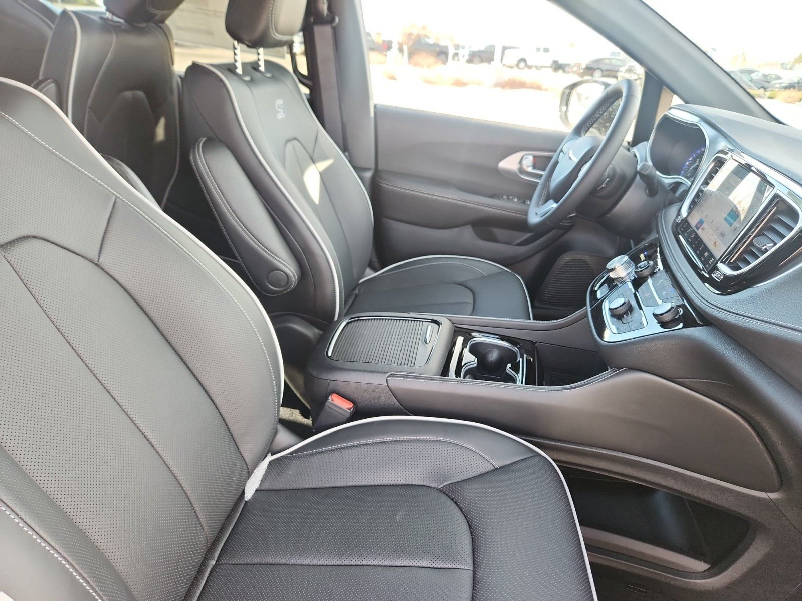 New 2026 Chrysler Pacifica Limited w/ S Appearance Package AWD/4WD image 23