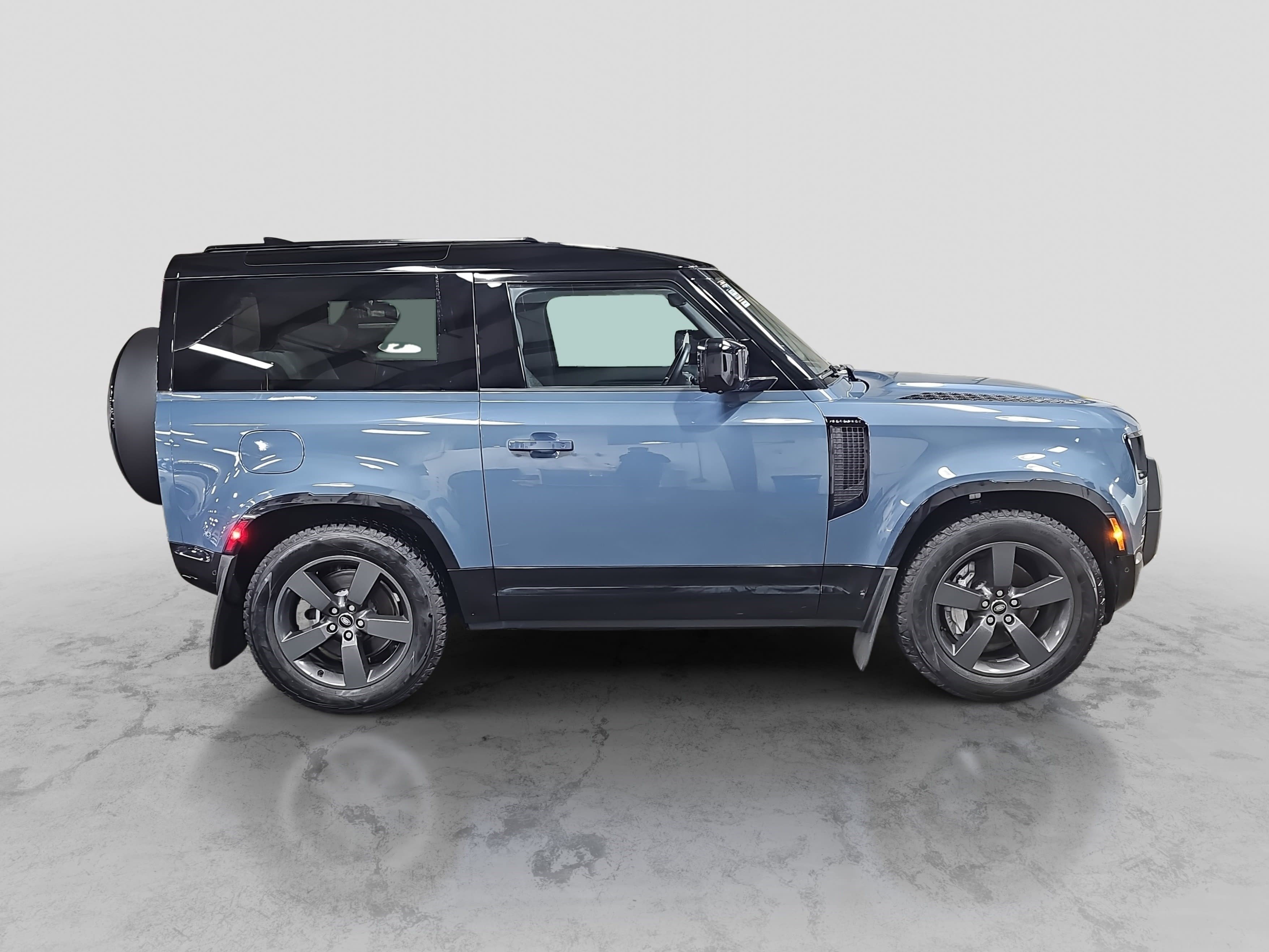 Used 2025 Land Rover Defender 90 X-Dynamic SE image 4