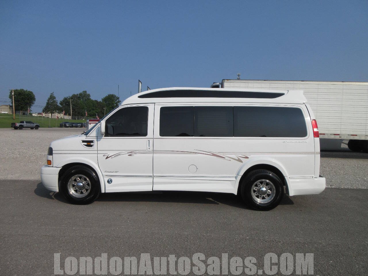 Used 2017 GMC Savana 2500 RWD image 3