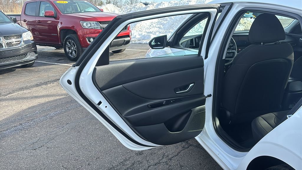 Used 2025 Hyundai Elantra SEL image 29