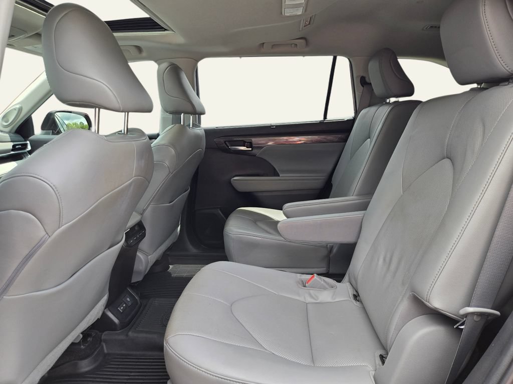 Used 2023 Toyota Highlander Limited FWD image 14