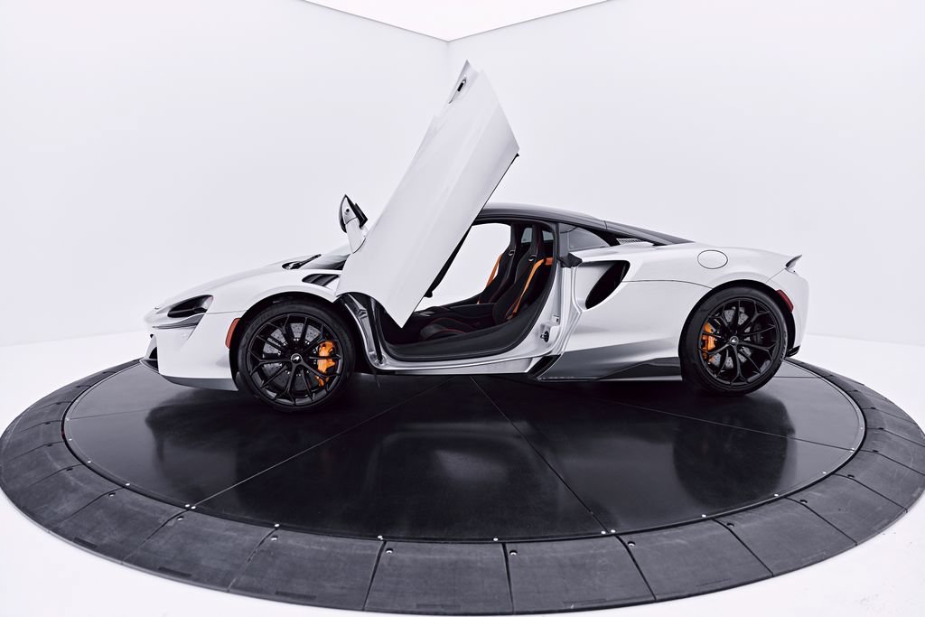 Used 2023 McLaren Artura RWD image 22