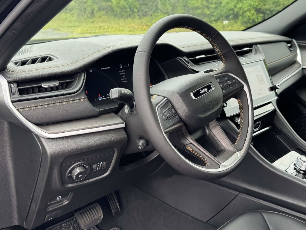New 2026 Jeep Grand Cherokee Limited AWD/4WD image 2