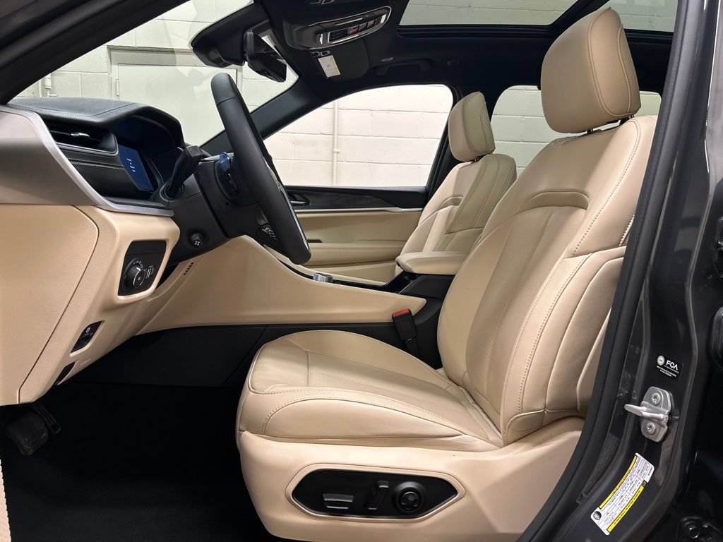 Used 2025 Jeep Grand Cherokee Limited w/ Luxury Tech Group II AWD/4WD image 7