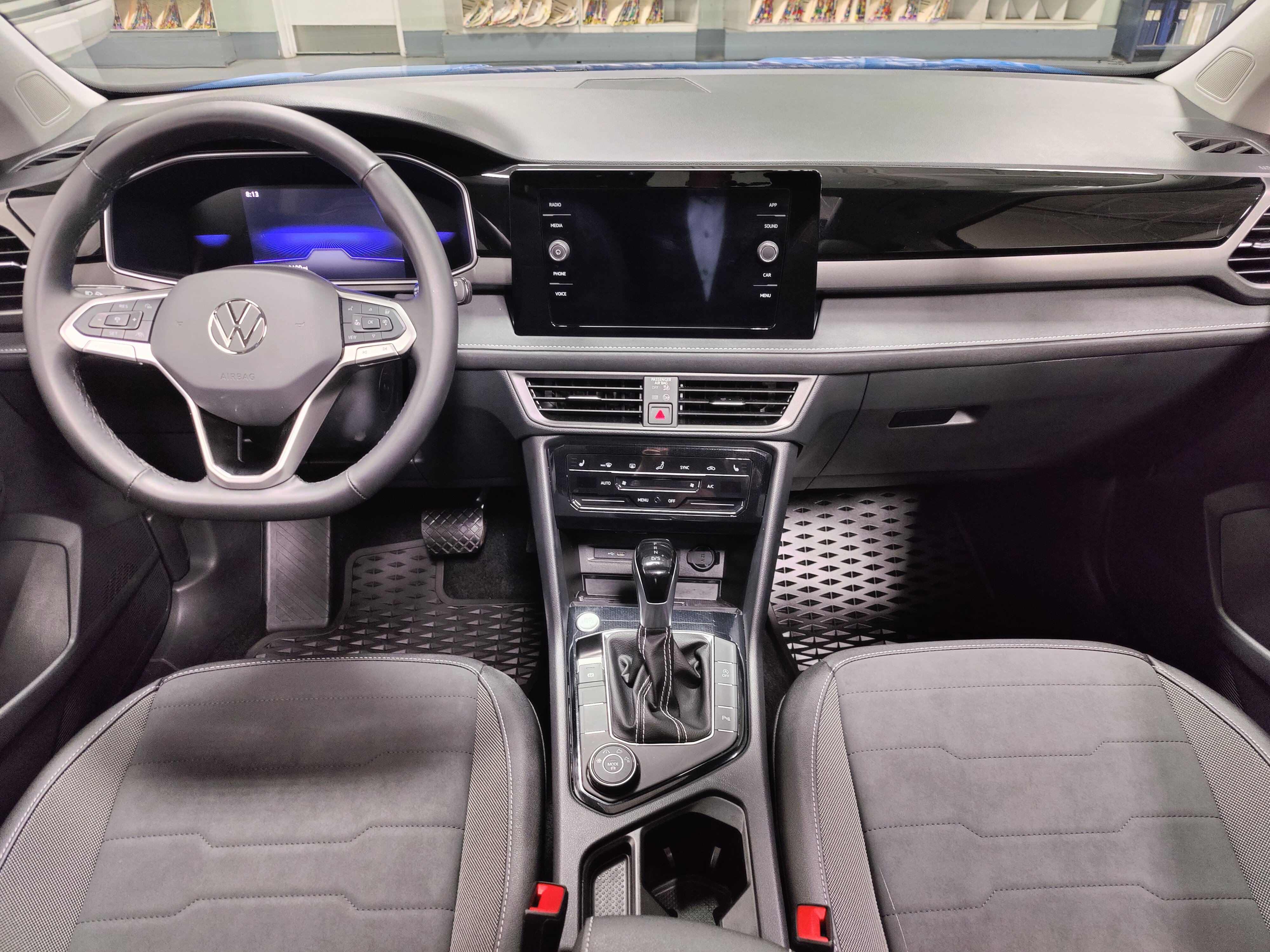 Used 2025 Volkswagen Taos SE AWD/4WD image 17