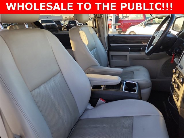 Used 2010 Chrysler Town & Country Touring image 17