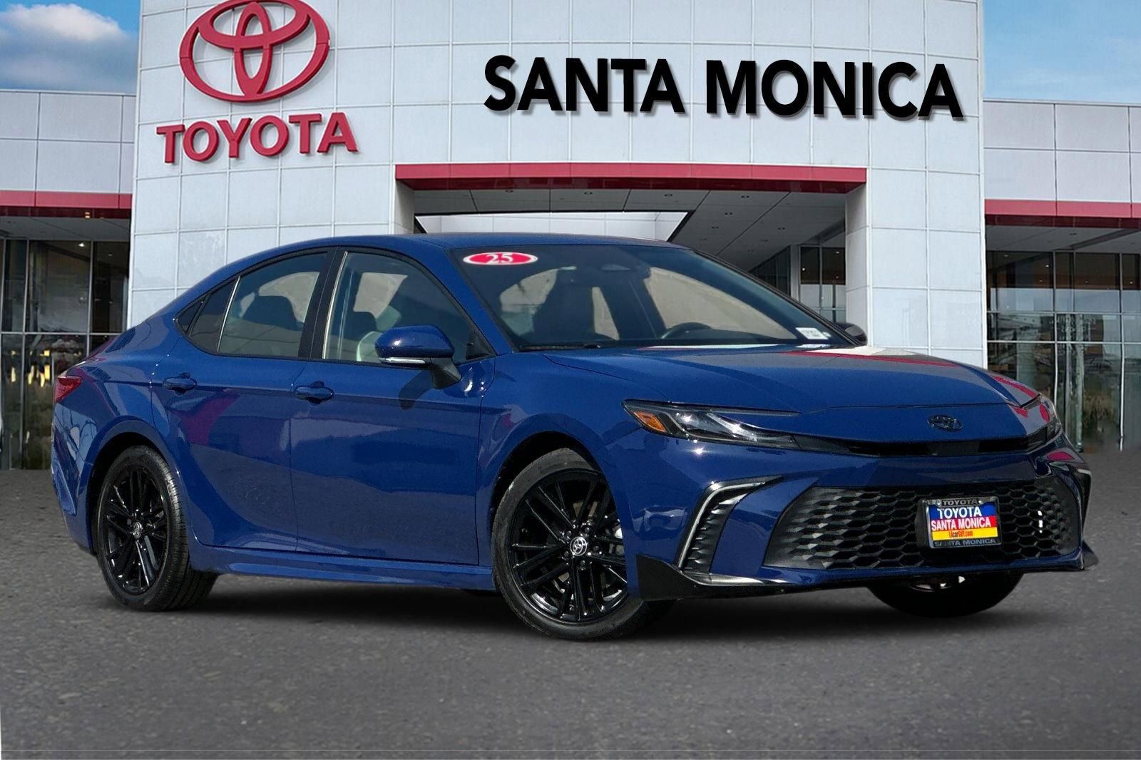 Used 2025 Toyota Camry SE w/ Convenience Package FWD image 2