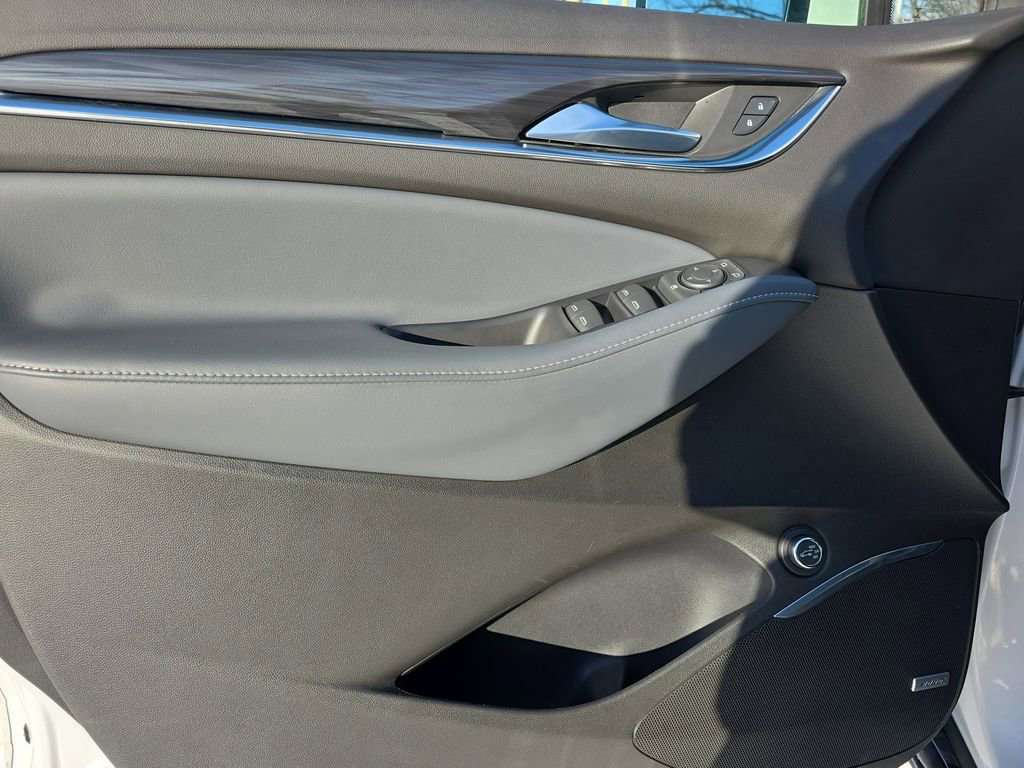 Used 2021 Buick Enclave Essence image 28