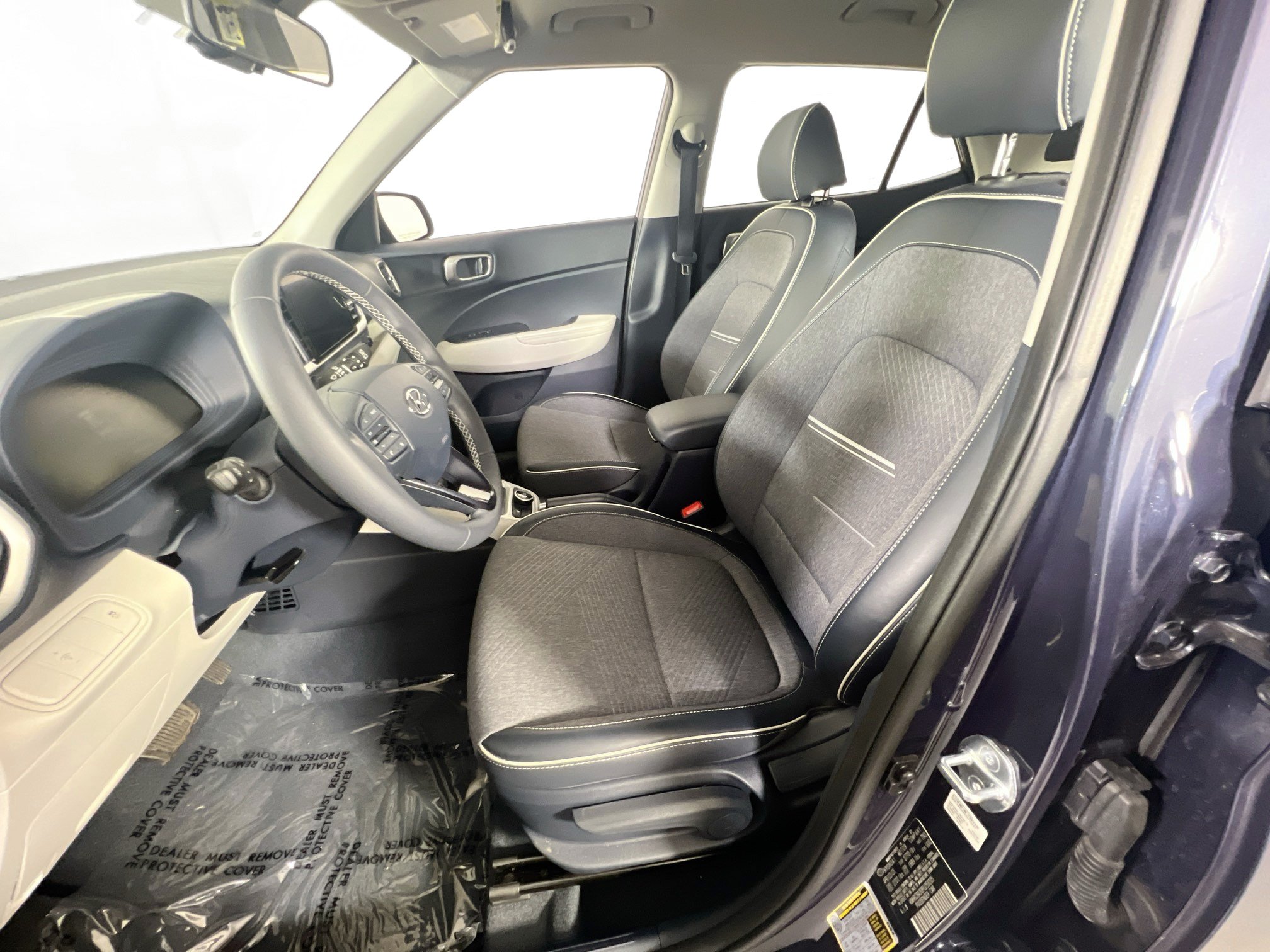 Used 2023 Hyundai Venue Limited FWD image 21