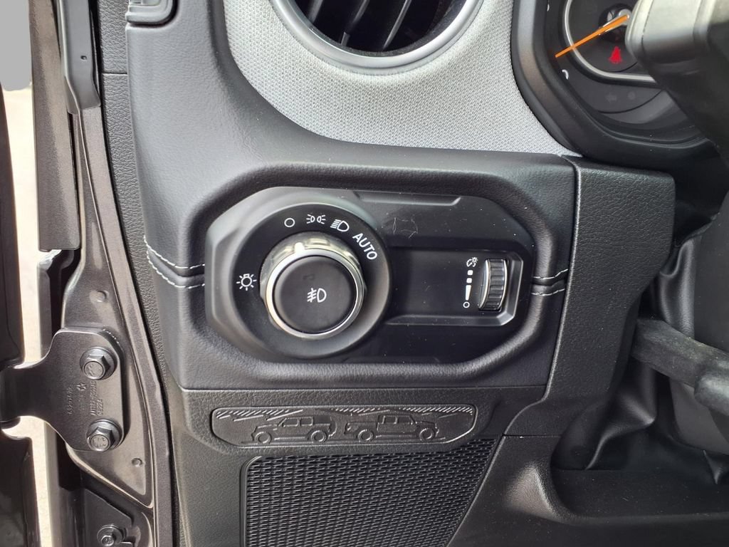 Used 2025 Jeep Wrangler Unlimited Sahara AWD/4WD image 17