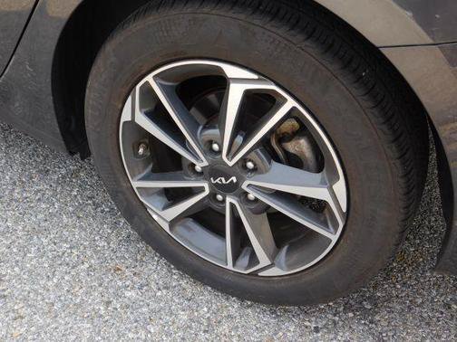 Used 2023 Kia Forte LXS w/ LXS Technology Package FWD image 9