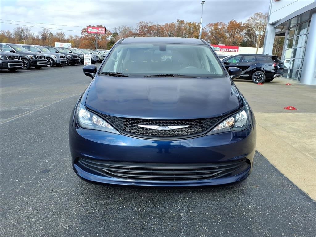 Used 2020 Chrysler Voyager L image 3