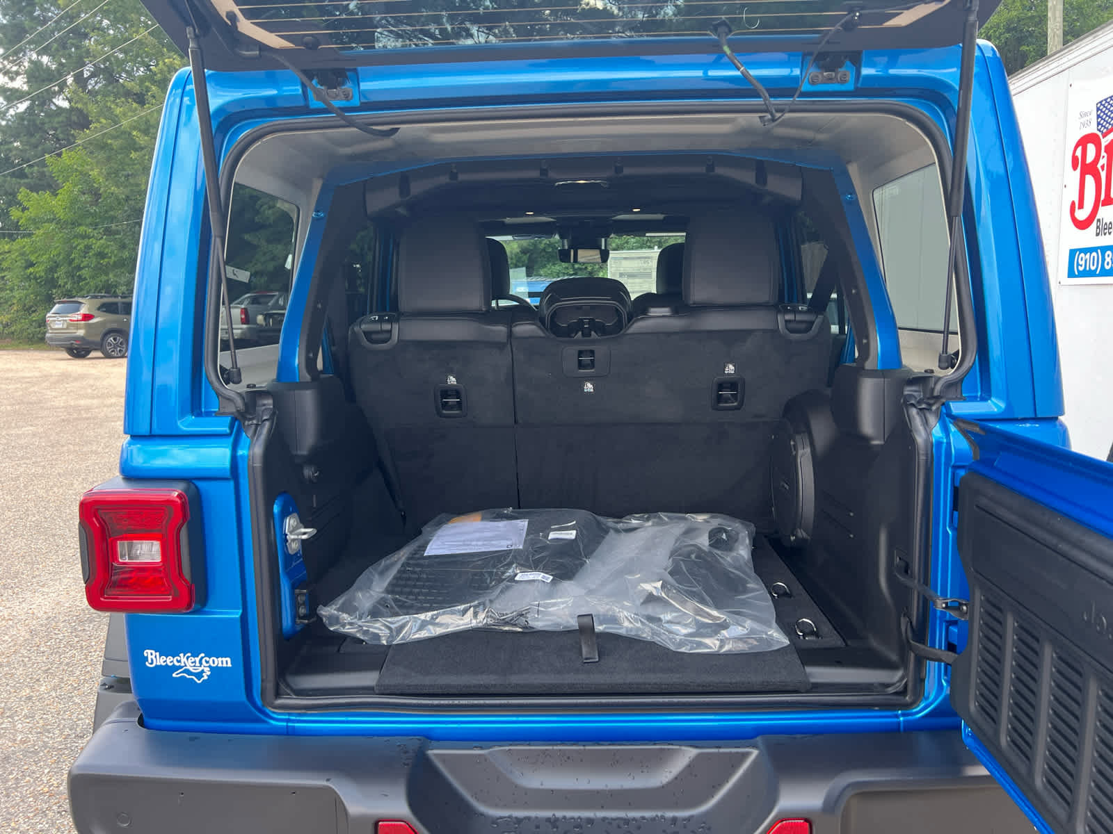 New 2025 Jeep Wrangler Unlimited Rubicon w/ Technology Group image 39