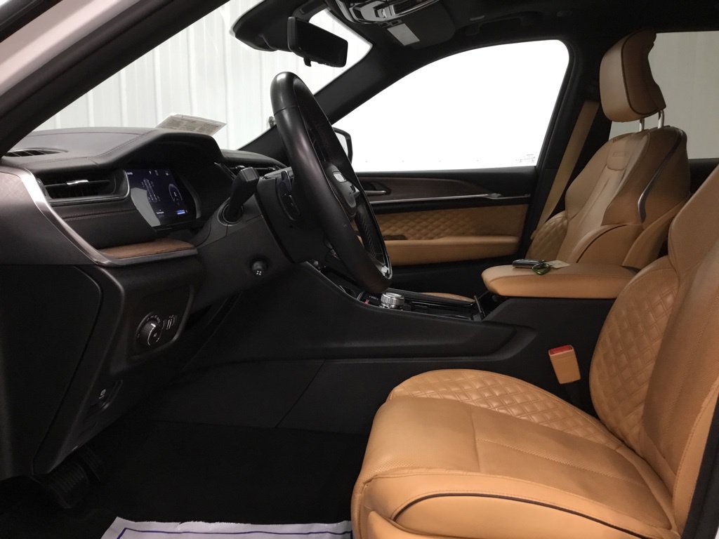 Used 2023 Jeep Grand Cherokee Summit w/ Adv Protech Group IV AWD/4WD image 5