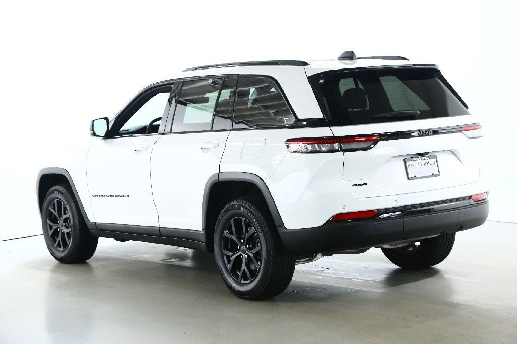 Used 2025 Jeep Grand Cherokee Altitude image 40