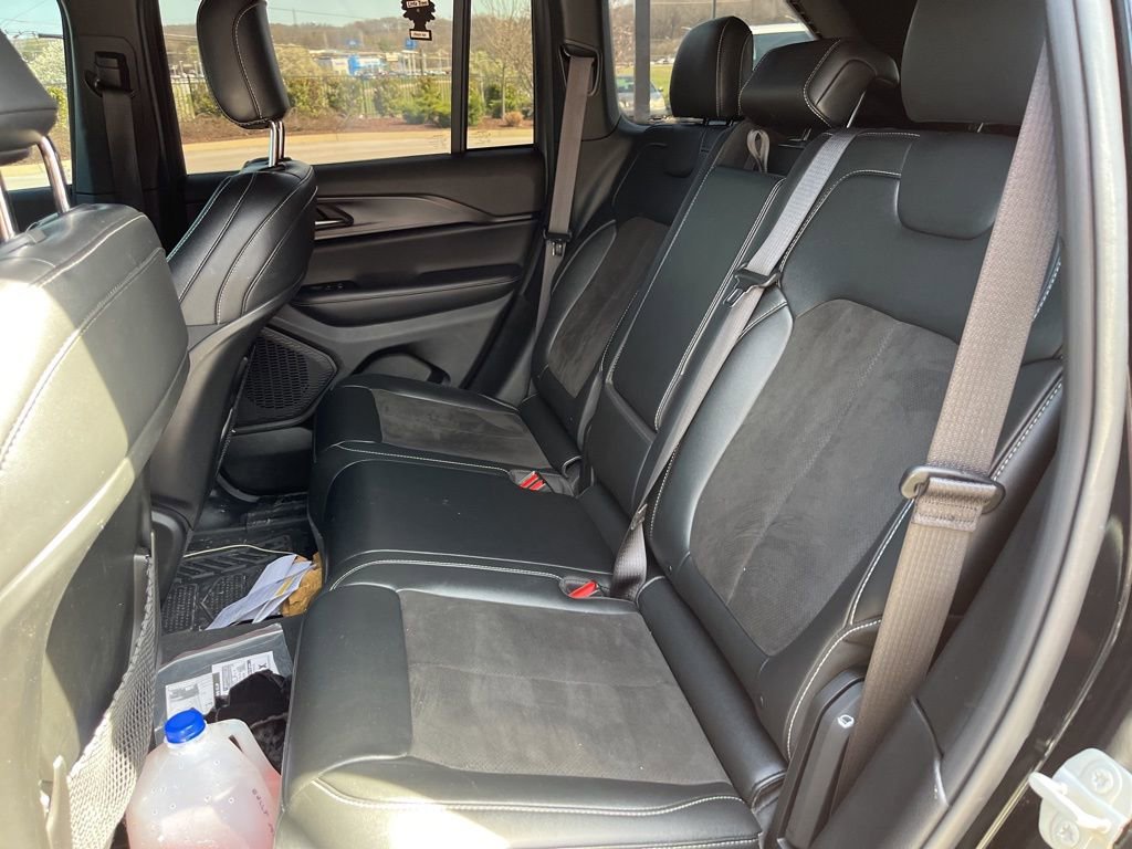 Used 2023 Jeep Grand Cherokee Altitude image 9