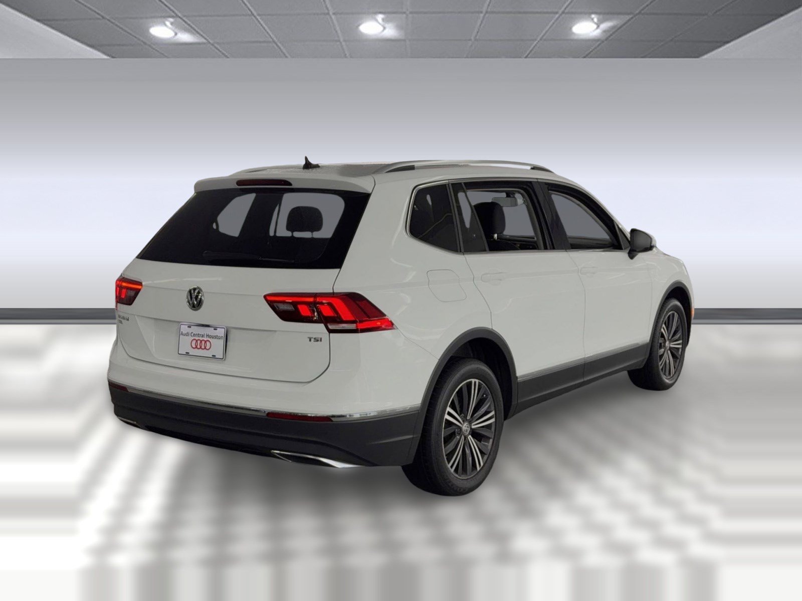 Used 2018 Volkswagen Tiguan SEL FWD image 9