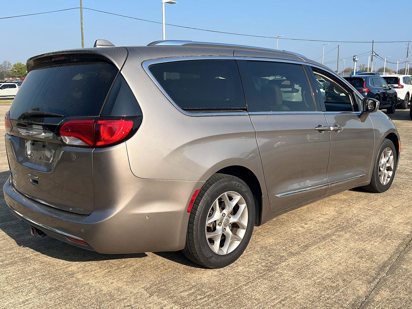 Used 2018 Chrysler Pacifica Touring-L w/ Advanced Safetytec Group image 2