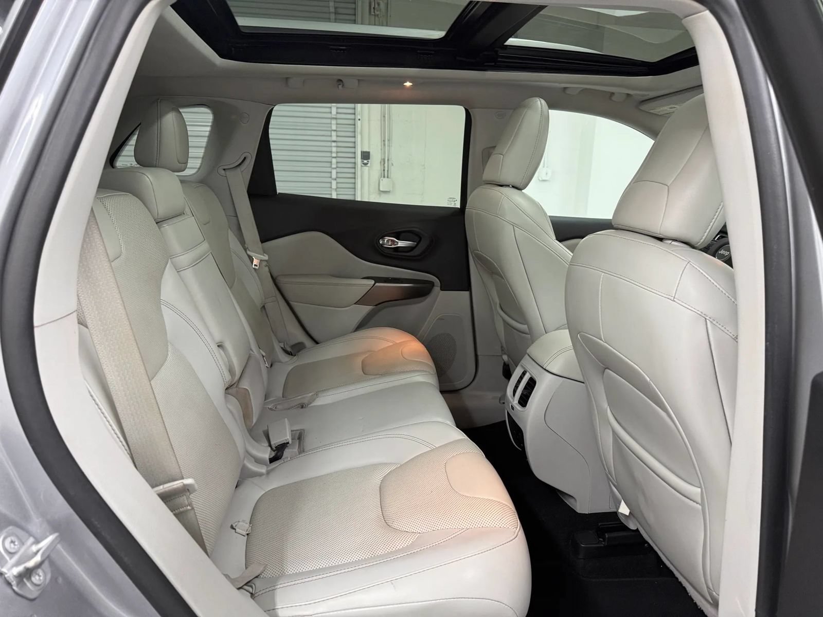 Used 2019 Jeep Cherokee Limited w/ Luxury Group AWD/4WD image 17