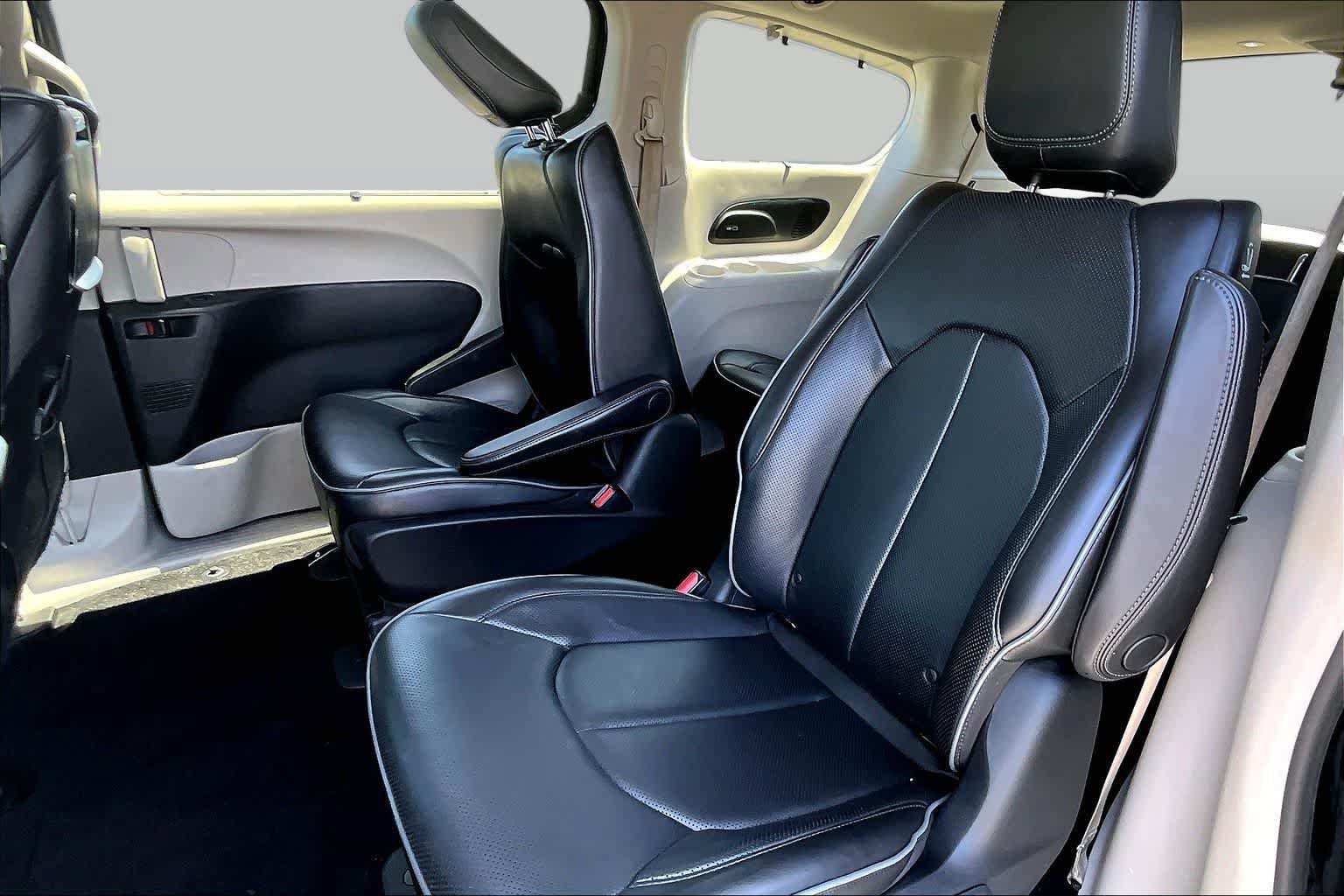 Used 2018 Chrysler Pacifica Limited w/ Advanced Safetytec Group FWD image 19