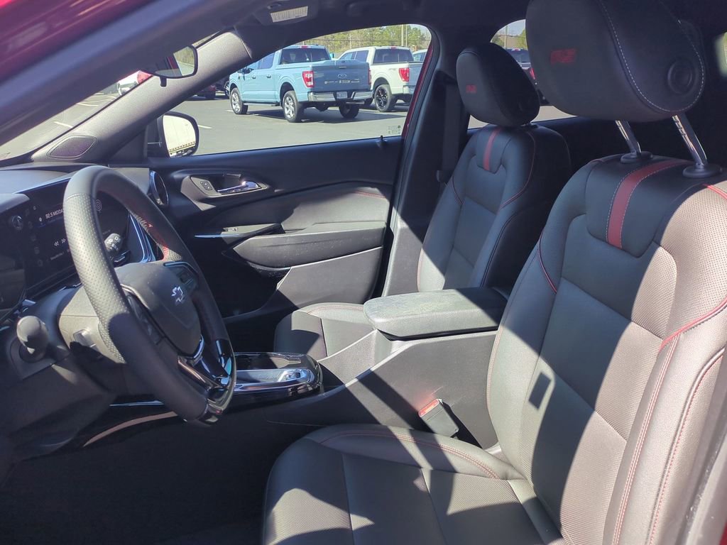 Used 2025 Chevrolet Trax RS w/ Driver Confidence Package FWD image 22